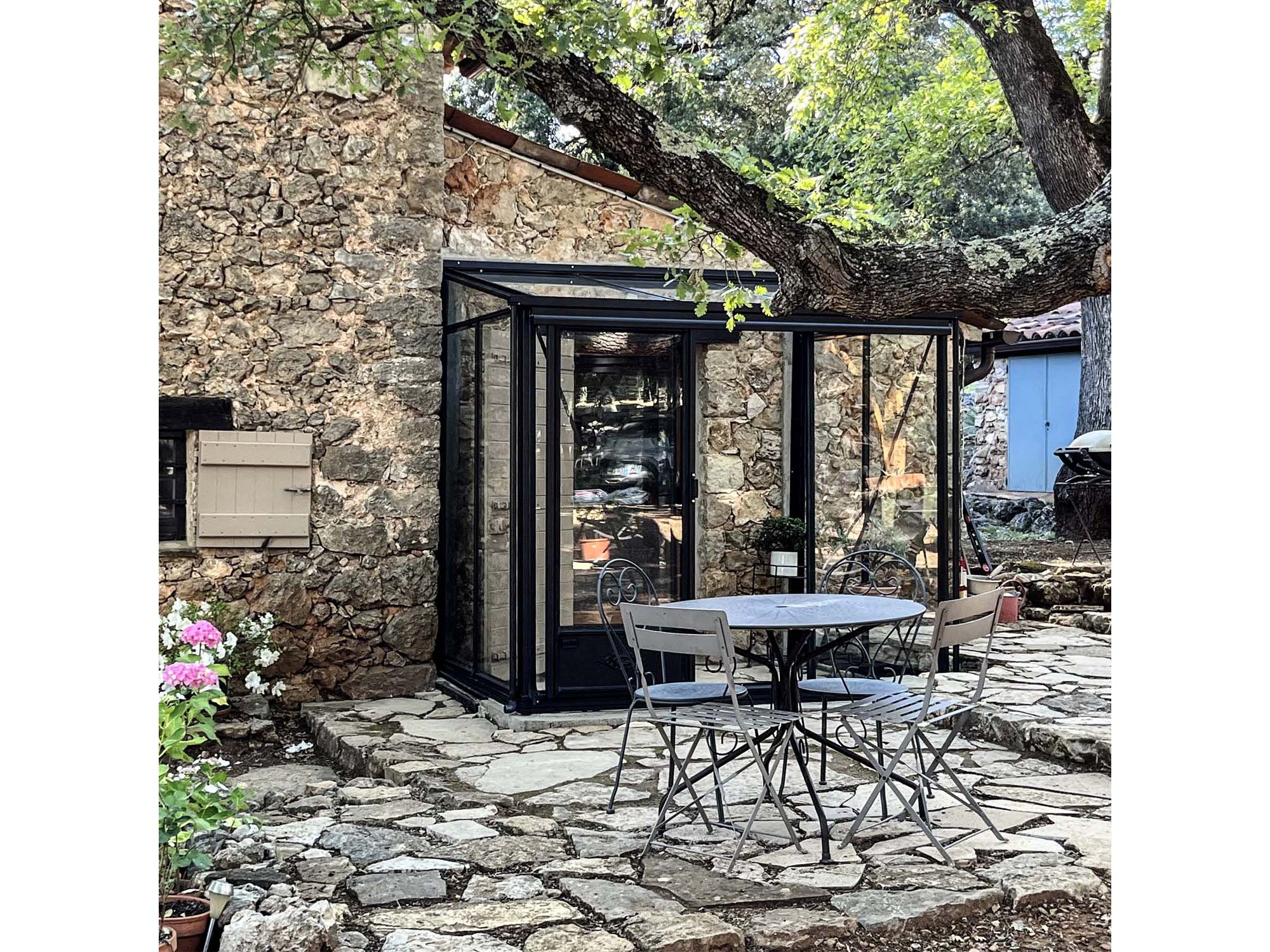 Seinaäärne kasvuhoone seinakasvuhoone