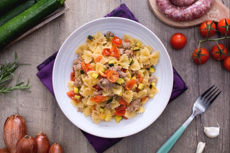 Pasta suvikõrvitsa ja lihavorstiga